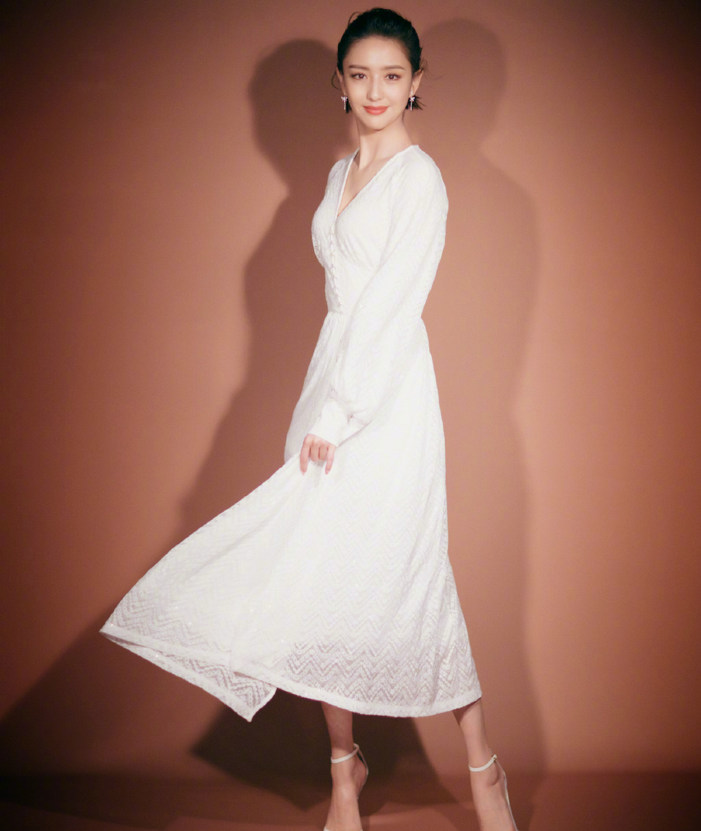 佟丽娅怎么又火了?半丸子头搭配彩虹衫35岁嫩回18岁,少女感爆棚