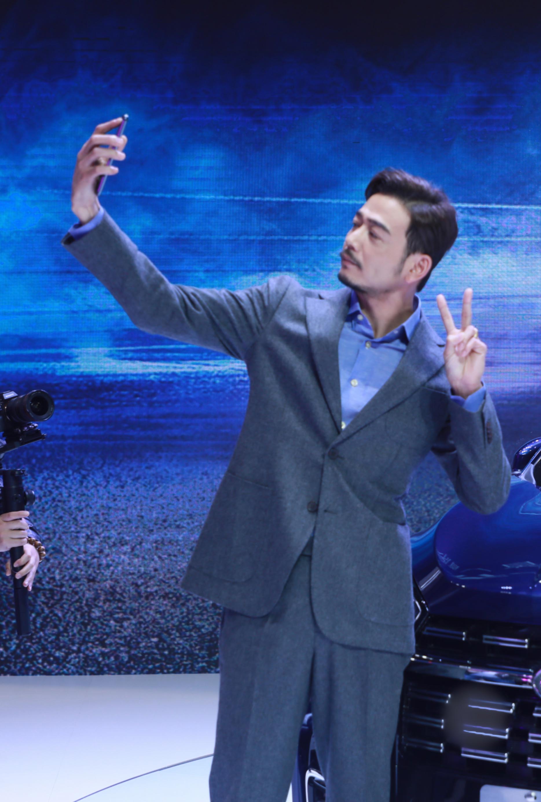 杨烁无惧丑闻戴婚戒现身捞金,比v自拍却心事重重面色焦虑