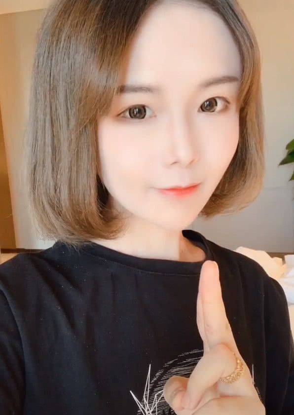 轩墨宝宝素颜出镜,上妆后眨眼那一刻,直男都能被"掰弯"了!