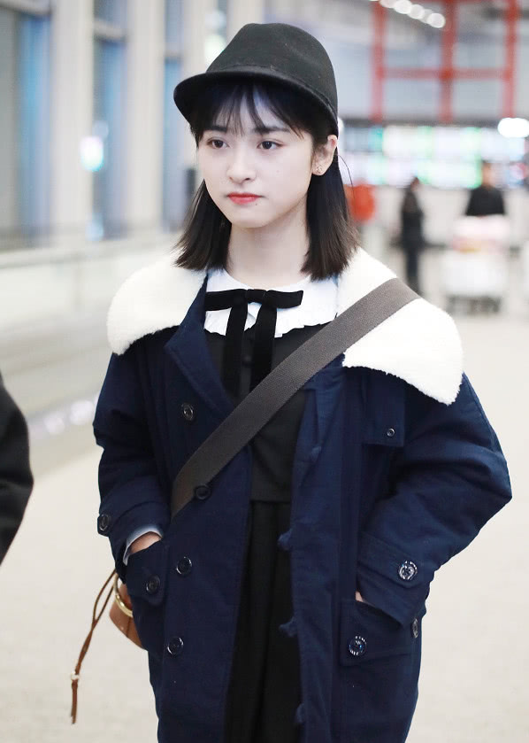 沈月身穿深蓝色翻领外套现身机场 领口蝴蝶结显甜美可爱气质
