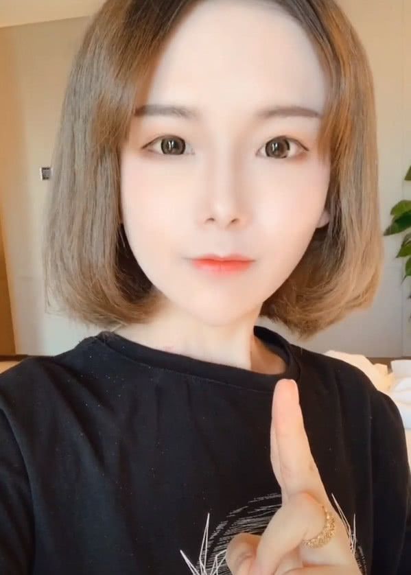 轩墨宝宝素颜出镜,上妆后眨眼那一刻,直男都能被"掰弯"了!