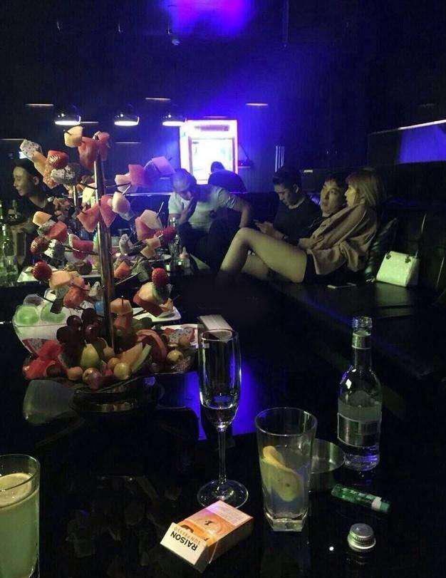 王思聪带女友去酒吧被拍豪华果盘加大长腿网友都很有个性