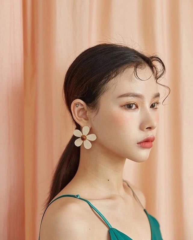 "龙须刘海"成时髦人新宠,受那么多人喜欢,减龄瘦脸潮范儿十足