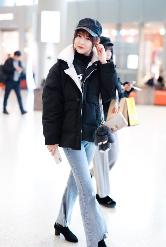张语格身穿黑色棉服走机场,搭配牛仔喇叭裤,纤细双腿令人羡慕!