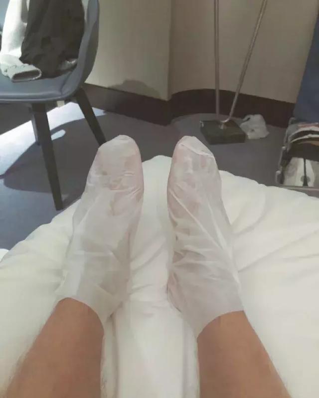 爱臭美的男星们郑凯敷脚膜杨洋当众补妆他是画眉毛专业户