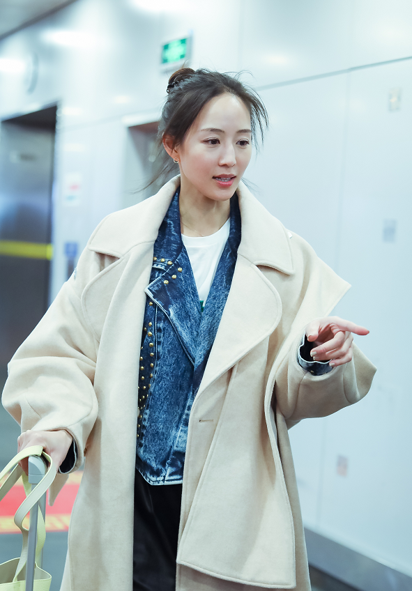 张钧甯扎着丸子头打扮清新现身机场捂嘴甜笑灵动养眼少女感十足