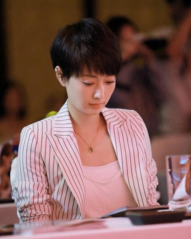 新浪看点# 马伊琍终于换回短发,长发扎马. 来自会打扮的angel - 微 