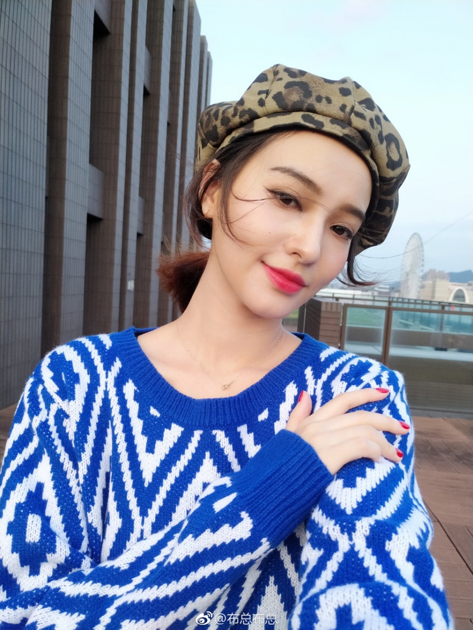 郑云灿晒女儿jojo美照一个人坐着旋转木马妈妈扎的麻花辫抢眼
