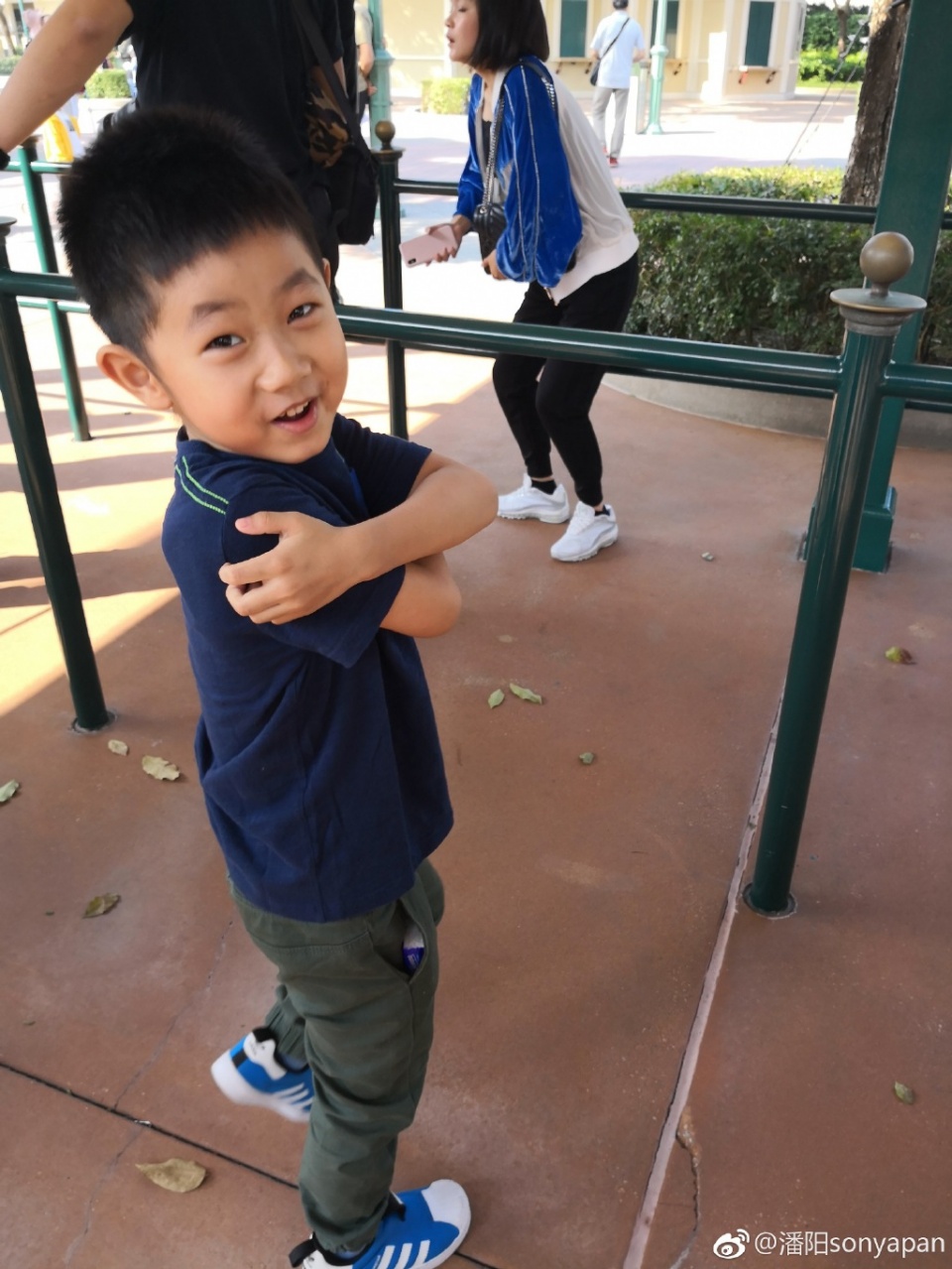 潘长江女儿潘阳带儿子看表演5岁半的石全表情超萌长相随爸爸