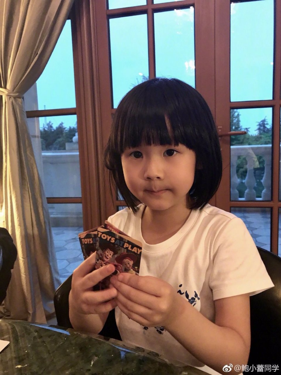 黄磊老婆孙莉晒二女儿照片,白雪公主秀气可爱,撞脸陆毅小女儿?