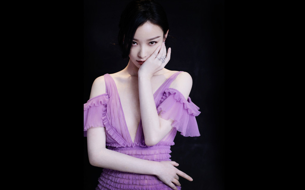 倪妮一袭紫色飘逸长裙亮相红毯,柔情似水,妩媚动人