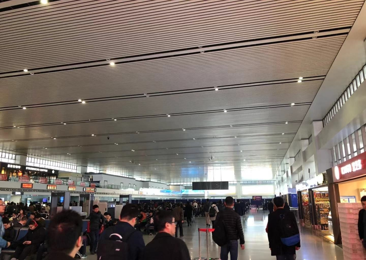 无锡站南北候车大厅即将贯通2,新改装的候车站台宽敞明亮,钢结构的