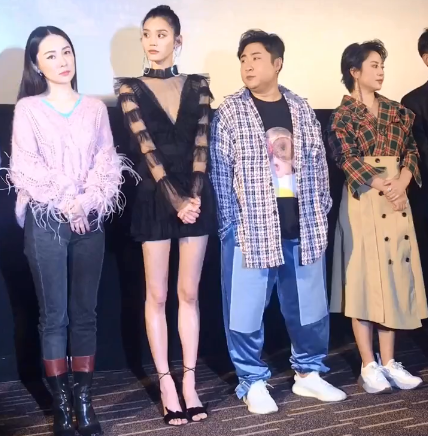 在拍同框照时乔杉恰巧站在奚梦瑶的身旁,虽然他们两人的官方身高只