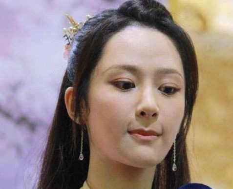 杨紫真是最惨花旦,被拍丑图还被黑粉砸,得罪摄影师又得罪粉丝