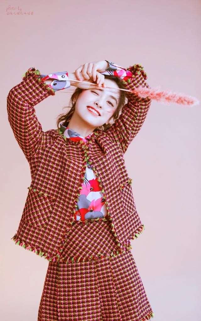 沈月"火"了之后真不一样,扎哪吒丸子头发型,精灵可爱又时尚