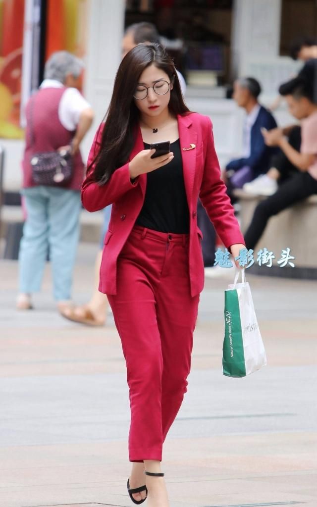红色西装搭配高跟凉鞋让美女更有魅力
