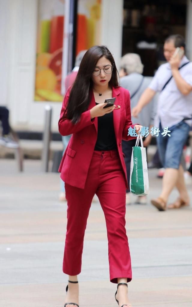 红色西装搭配高跟凉鞋让美女更有魅力