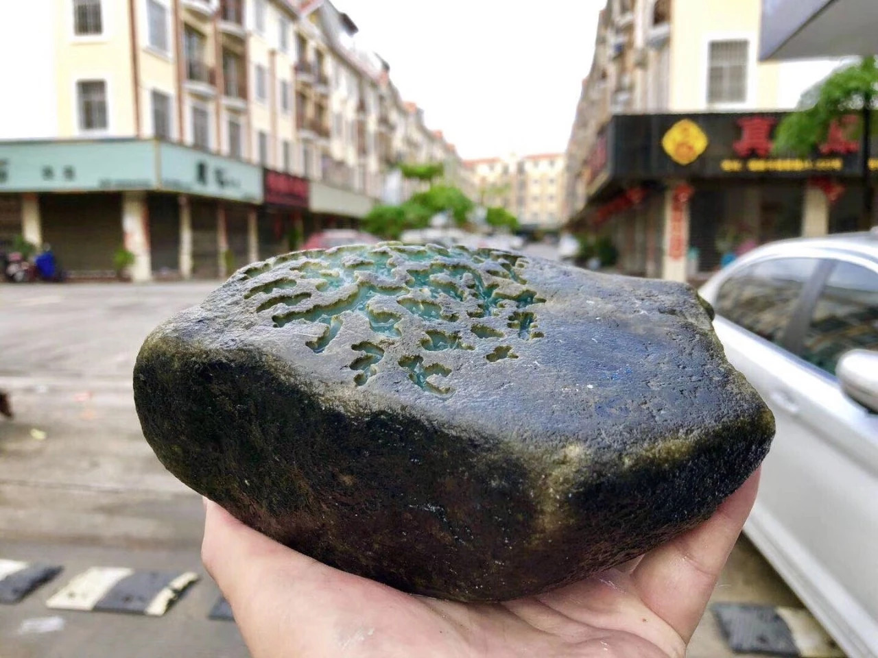 翠友破天荒8.8万买块黑石头,结果竟切出价值34万的高冰手镯!