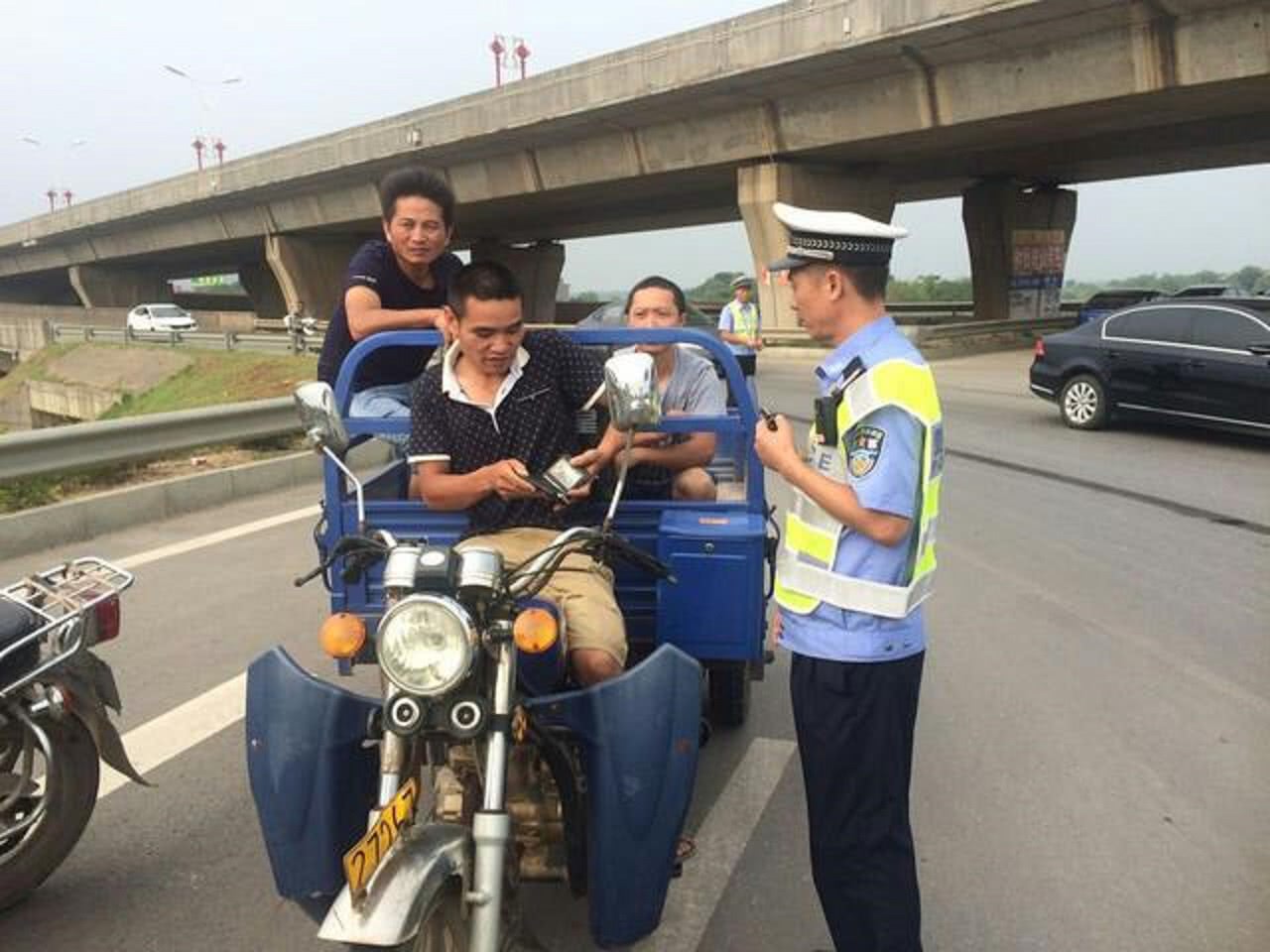 专家:农村三轮车禁止拉人,见一次罚一次,看老农怎么反驳