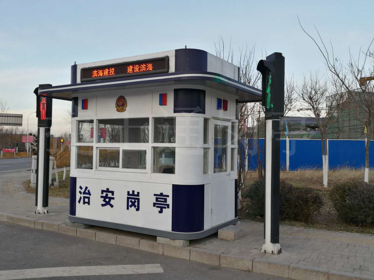 公安设施中的警务岗亭为何外观会蓝白相间