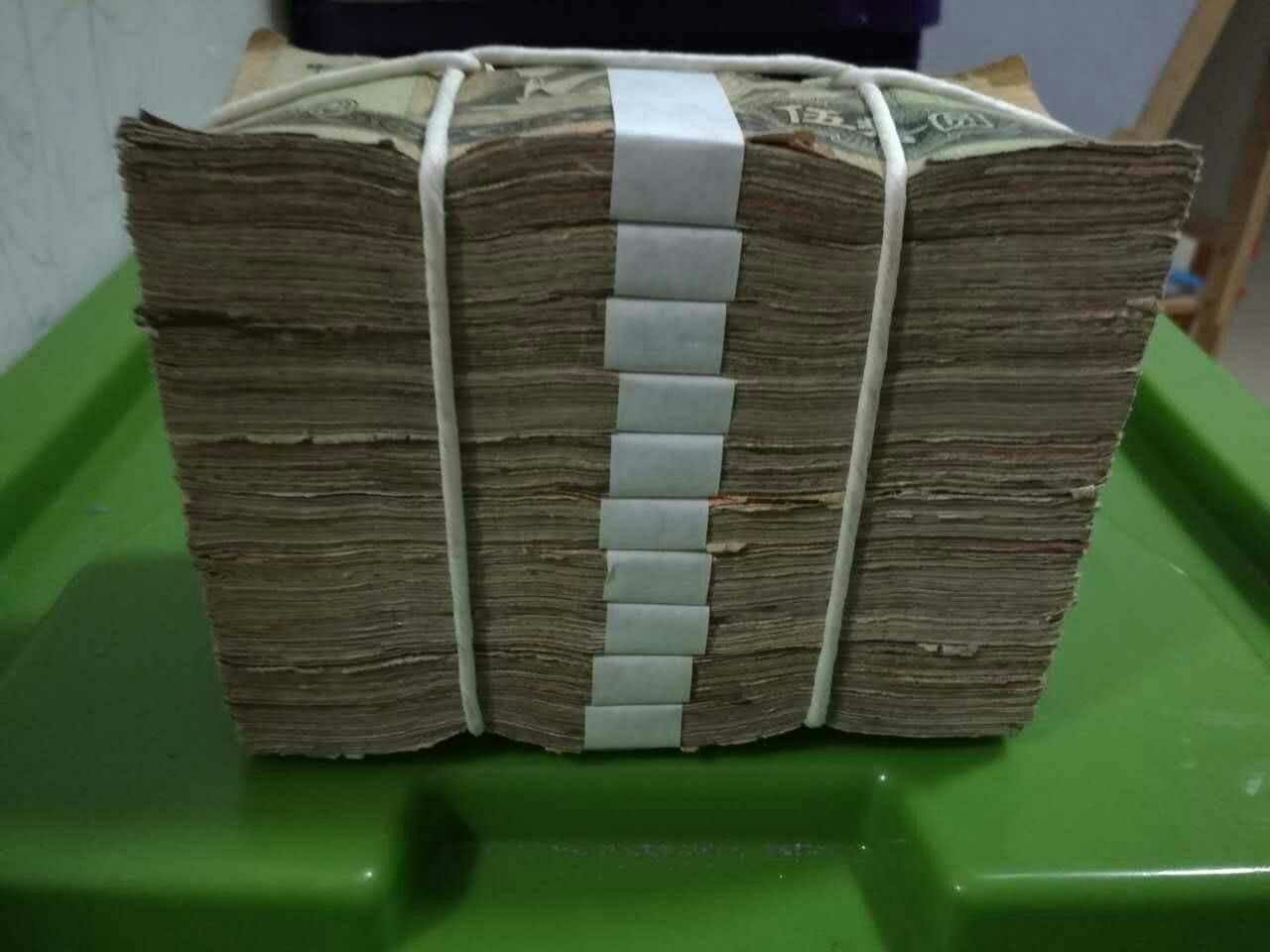 男子提回一捆人民币同行见后这到底是怎么来的