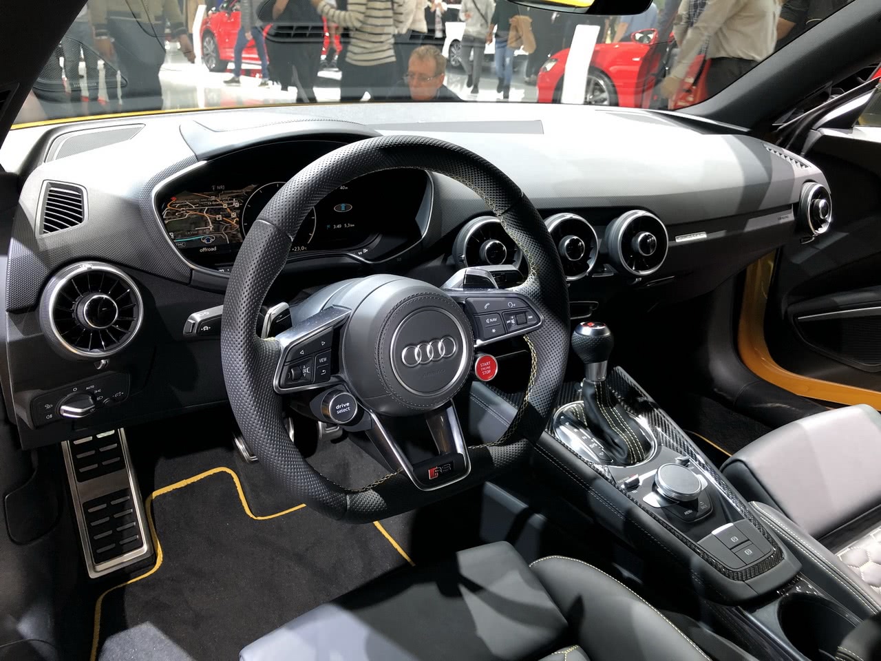 全新奥迪tt rs亮相日内瓦,外观内饰升级,破百仅3.7秒!