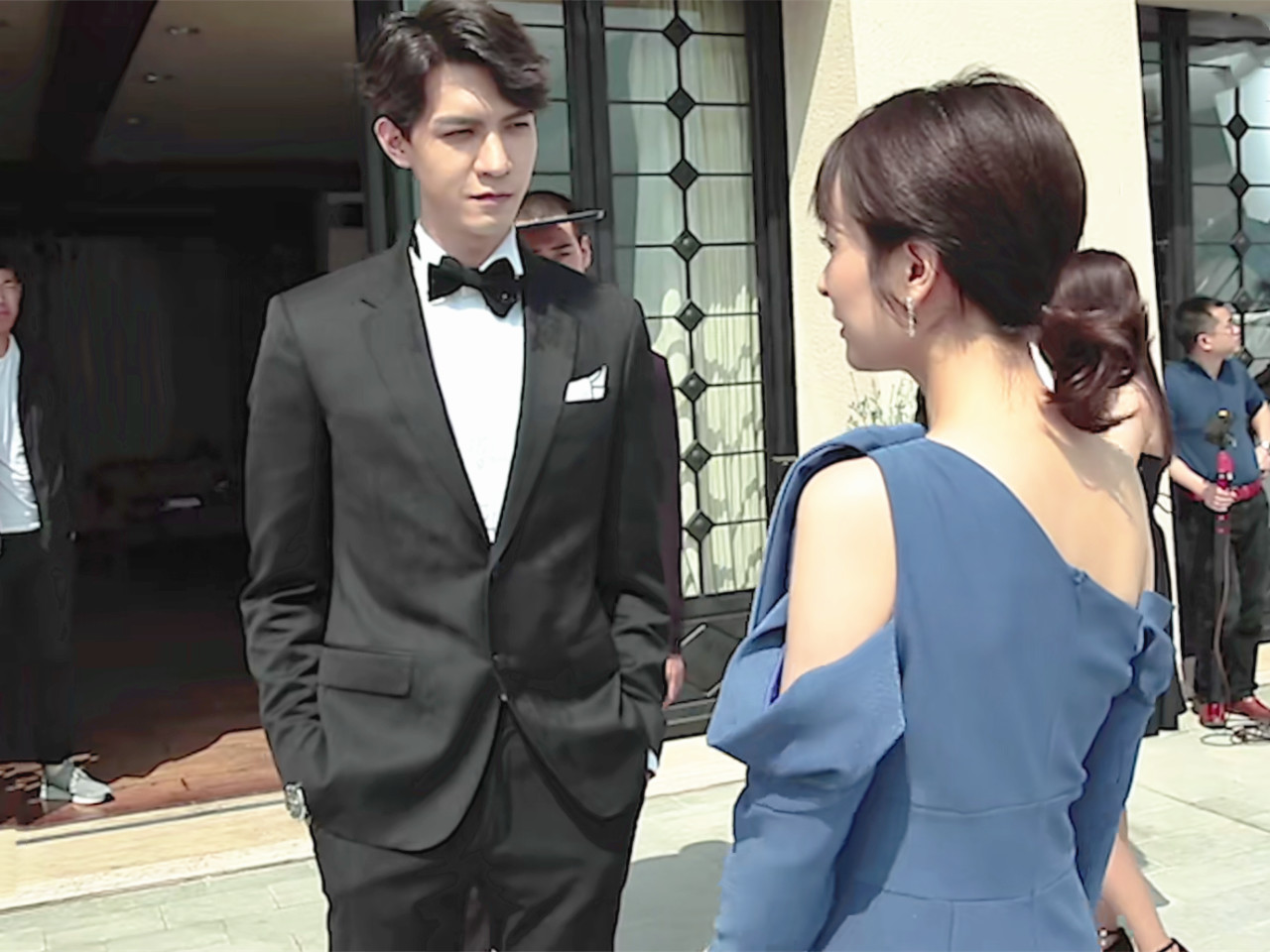 吴昕新剧出场半露香肩,表情严肃,搭档失误一秒破功大笑|任言恺|吴昕