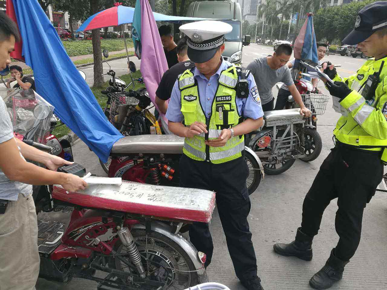 各地都在禁摩,为何不直接禁止摩托车的生产?其实这才是原因