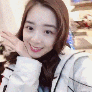 余霜艾特管泽元,照片中暴露称呼问题!网友:口红颜色也不对了