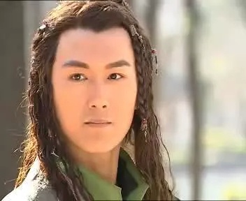 45岁卢星宇47岁沈晓海,相差2岁,如今一个越来越酷,一个变黑了