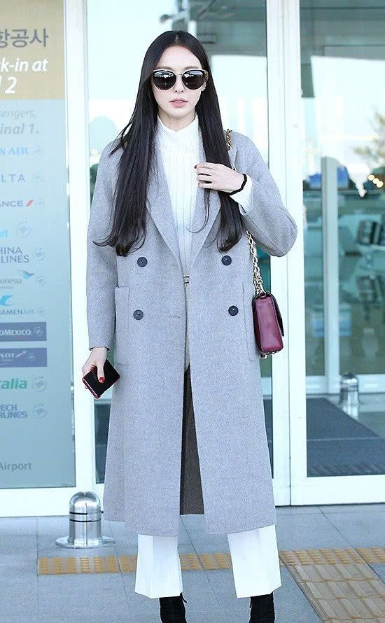 李多喜穿大衣高跟鞋气场十足,极简风装扮,分分钟呈现