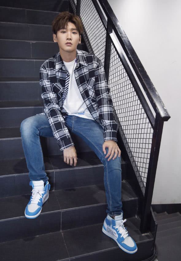 邢昭林身高187不愧是霸气八王爷,又穿格纹衬衫,居然有点潮!