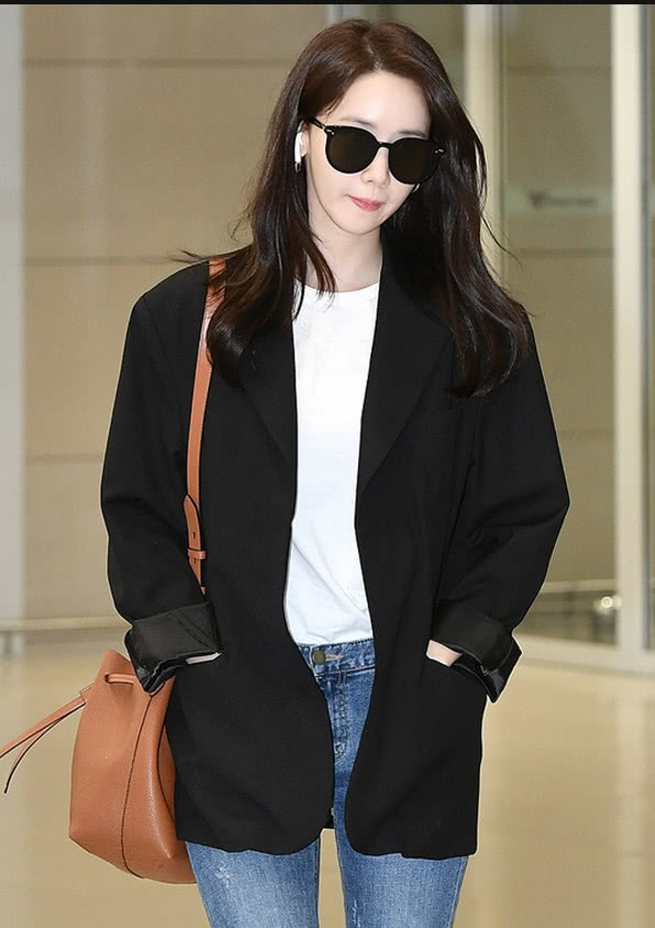 少女时代允儿身穿黑色西服外套搭配牛仔裤 营造出清新脱俗的魅力