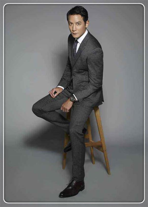 吴彦祖不愧真男神!顶"地中海"发际线照样秒掉鹿晗,赢在男人味