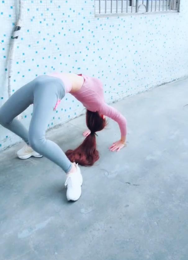 95后清新的小网红内增高鞋瑜伽裤凸显大长腿