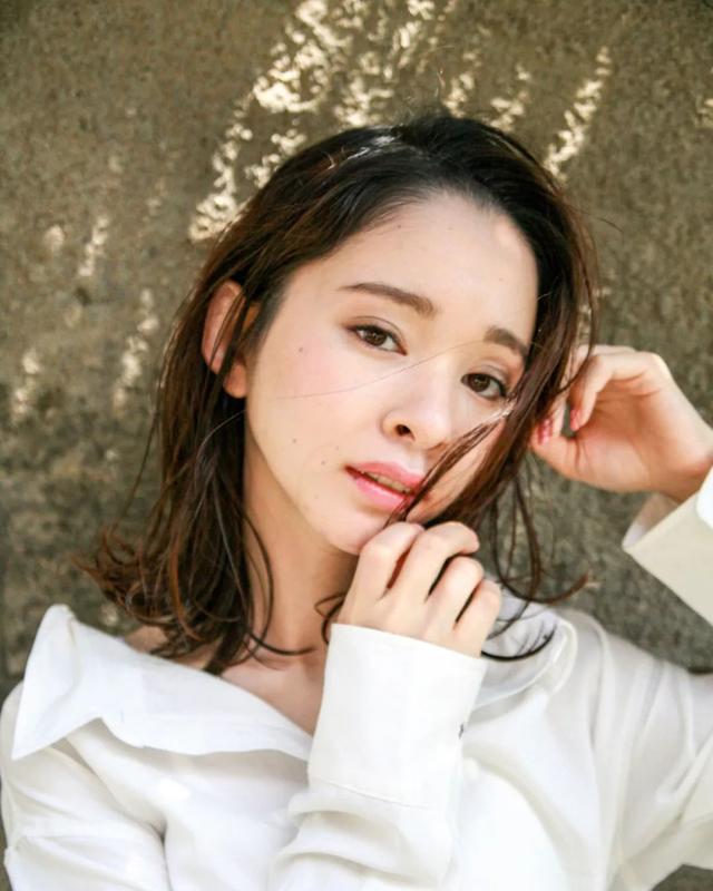 利用半屏山风格one-length,营造成熟韵味充满发束感,发尾切齐的水平线