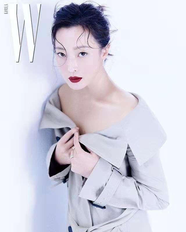 41岁金喜善最新画报公开颜值依旧红唇妆演绎致命诱惑气场强大
