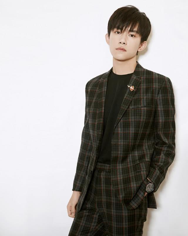 易烊千玺生日会前的造型穿卡其色西装显成熟头发剪短帅多了