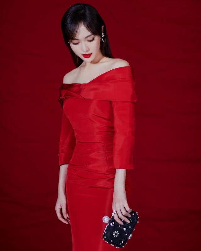 身高对于一个女明星来说非常棒,她应该是穿了高跟鞋的,身高直逼180cm