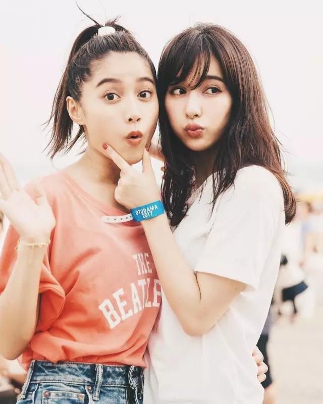 实用"合照心机",让闺蜜出行照成为朋友圈点赞王~|闺蜜|姿势|配饰_新浪