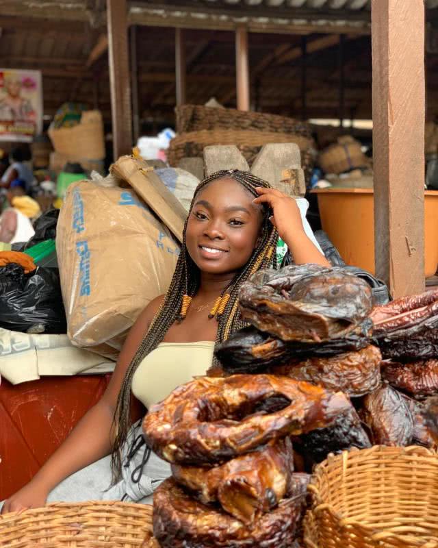 非洲卖鱼女孩因身材性感走红,网友:这就是男人们总去市场的原因