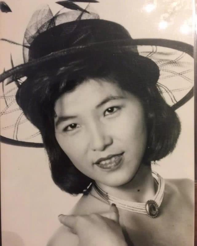 江疏影晒母亲旧照,江妈妈打扮摩登洋气,简直美到骨子里!