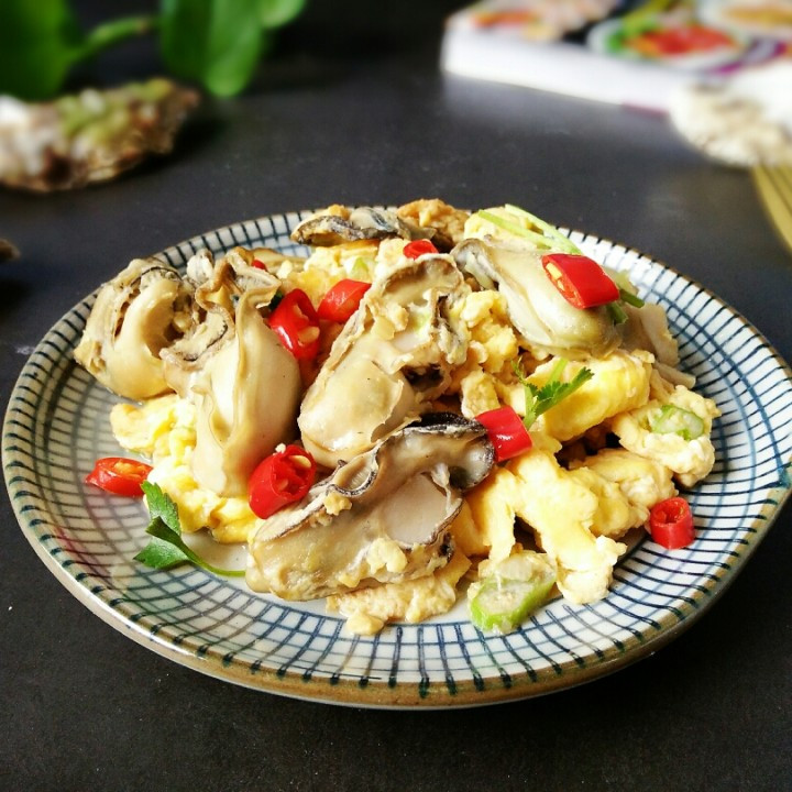 入口超满足,一定要试一下哦~需要材料-生蚝10个鸡蛋2个大葱10克香菜