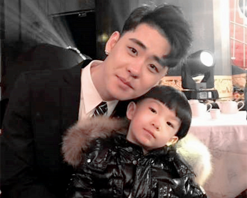 张云雷当伴郎张云雷被拽伤后西装现身好友婚礼还和伴娘牵手了