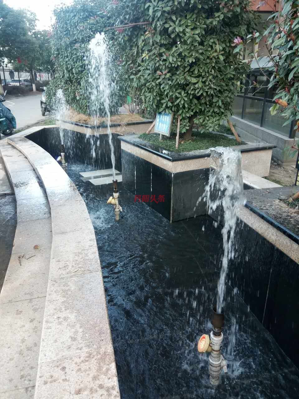 员工在清理多年不用的水景,水池