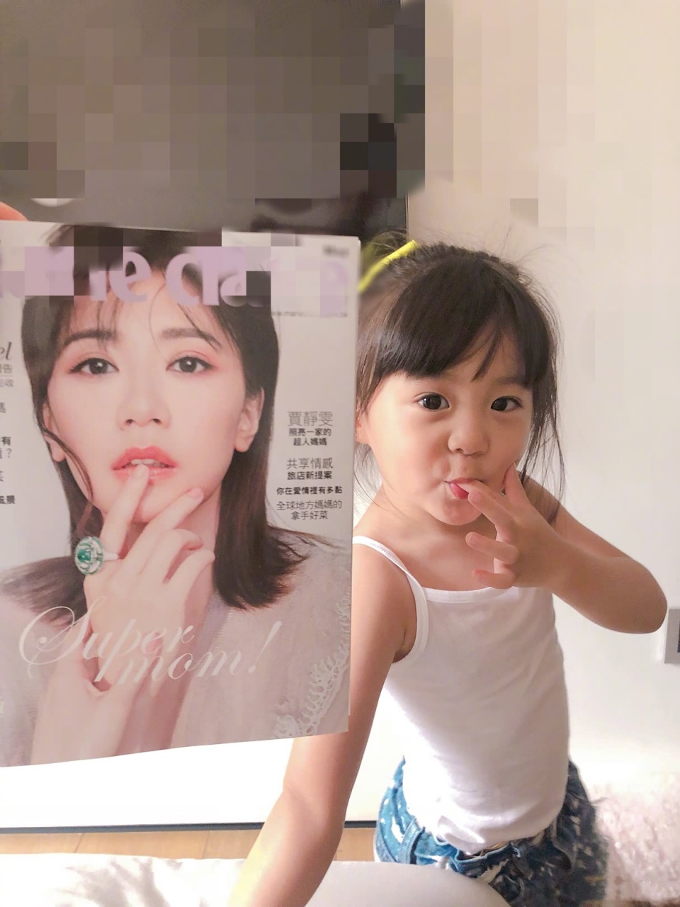贾静雯晒咘咘萌照边喝水边举着方大同写的绘本表情好甜