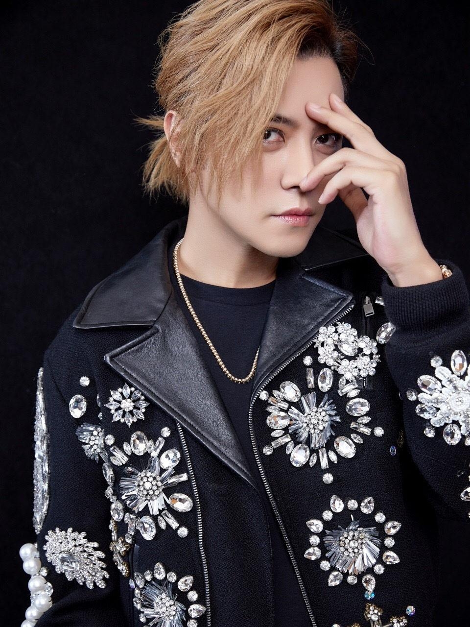 罗志祥不服老学年轻人弄脏辫戴泳镜上台居然意外好看