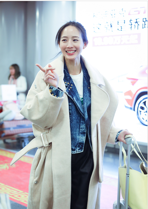 张钧甯扎着丸子头打扮清新现身机场捂嘴甜笑灵动养眼少女感十足