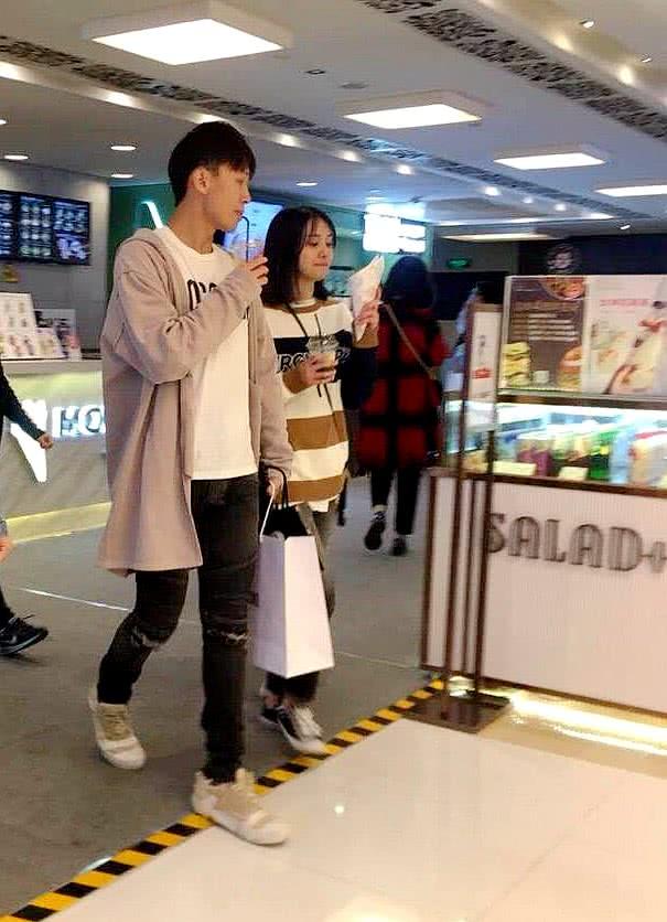 郑爽与男友张恒出国度假两人互动甜蜜现已返回国内迎接新年