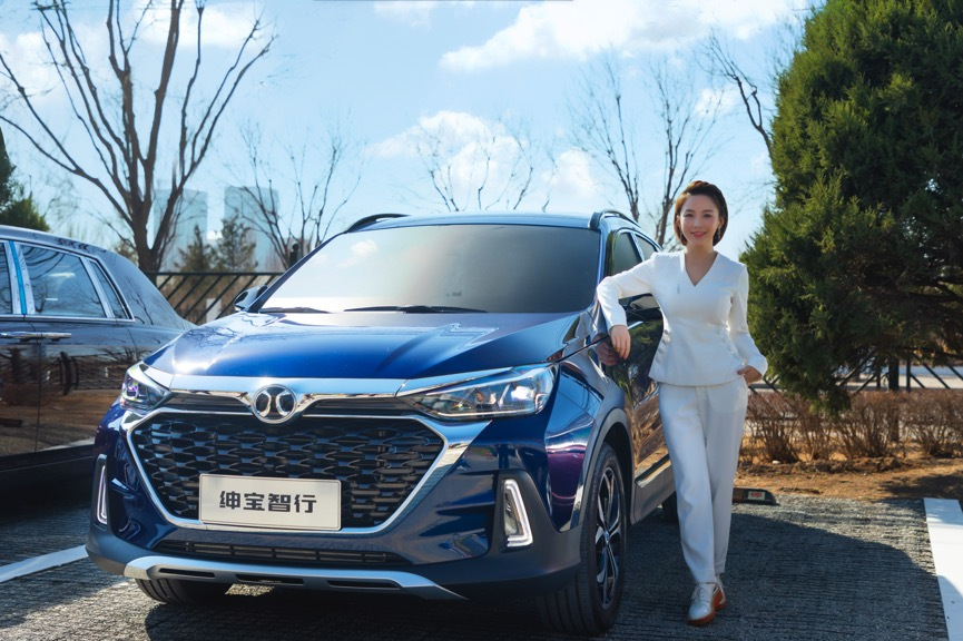 天后潘晓婷体验绅宝智行,看看它是否能有效关爱女性安全出行-新浪汽车